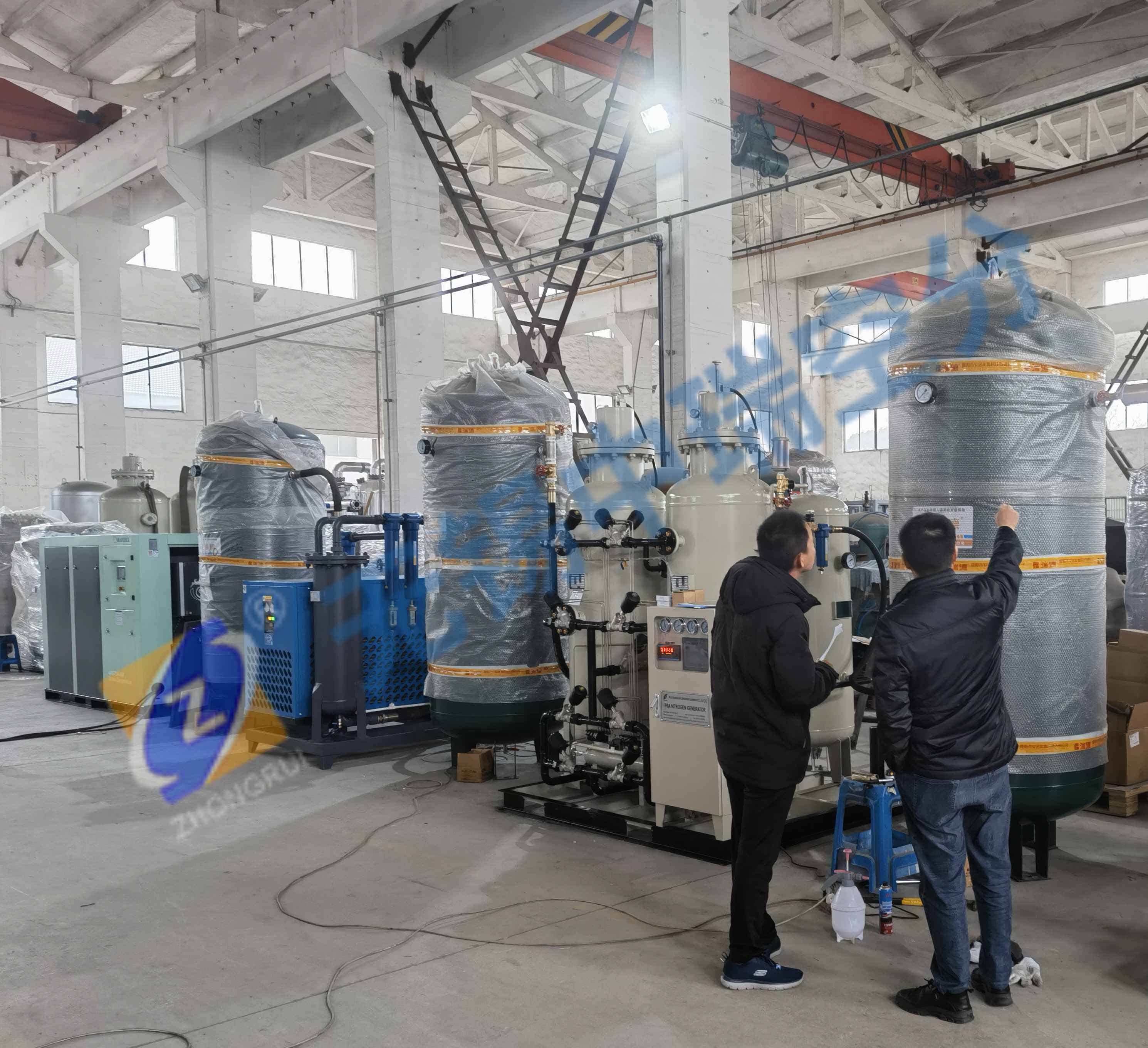整套高純度制氮機發(fā)貨前，客戶來工廠實地驗貨及學(xué)習(xí)，無錫中瑞空分全力提供優(yōu)良服務(wù)
